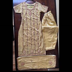 Elegant Yellow Salwar Kameez with Intricate Embroidery